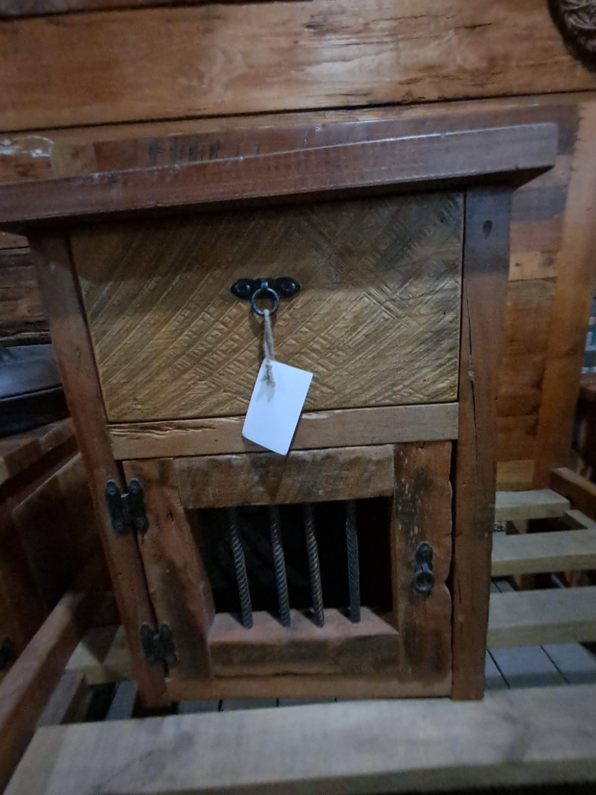 Velador Rustico con Herrajes de Hierro Forjado