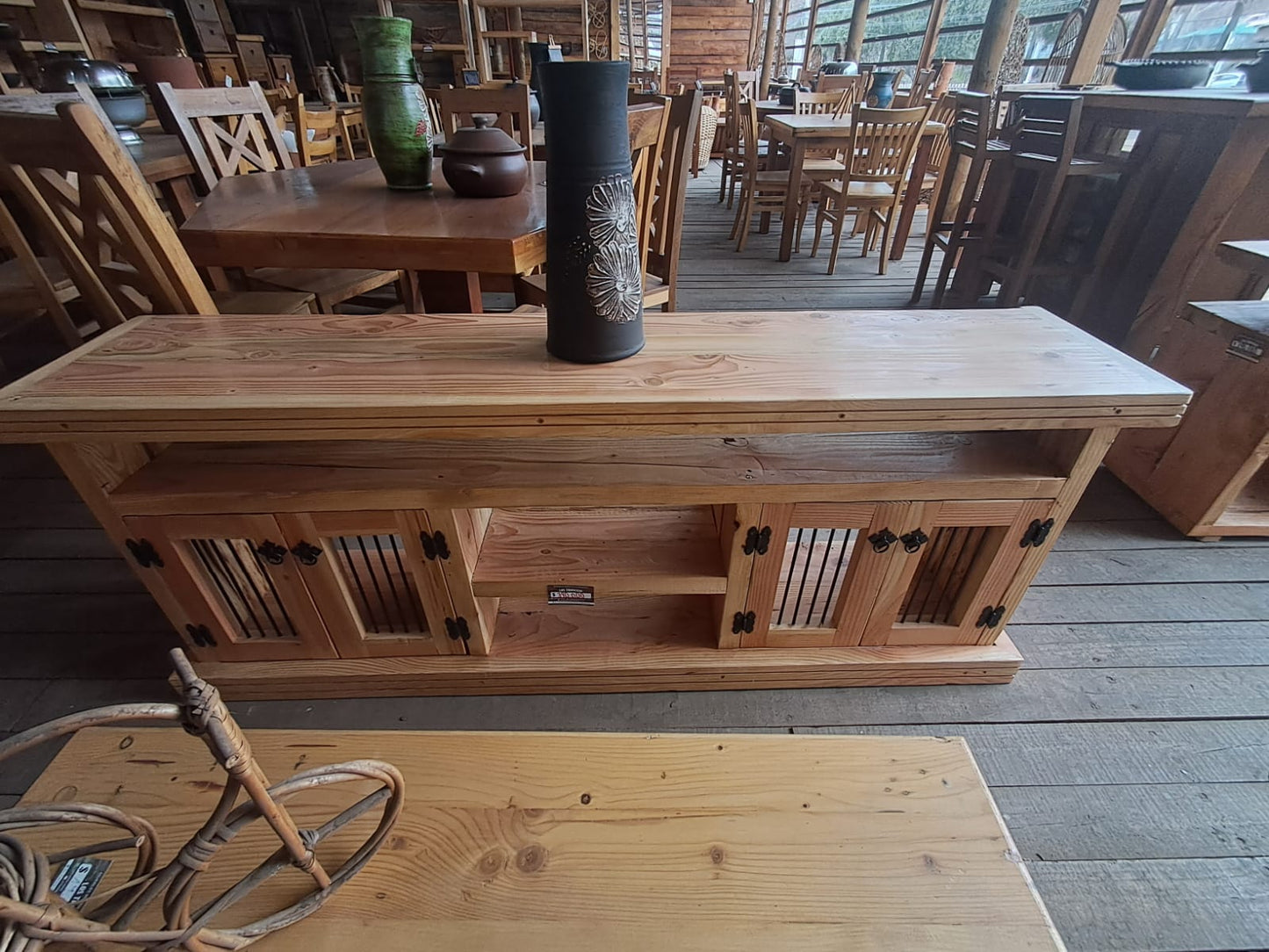 Rack rustico para TV con puertas de reja