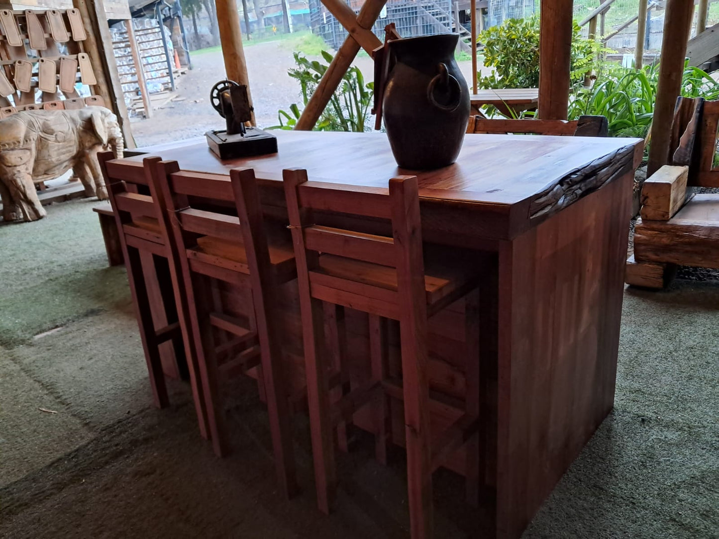 Isla con Banquetas - Estilo Rustico y Funcionalidad