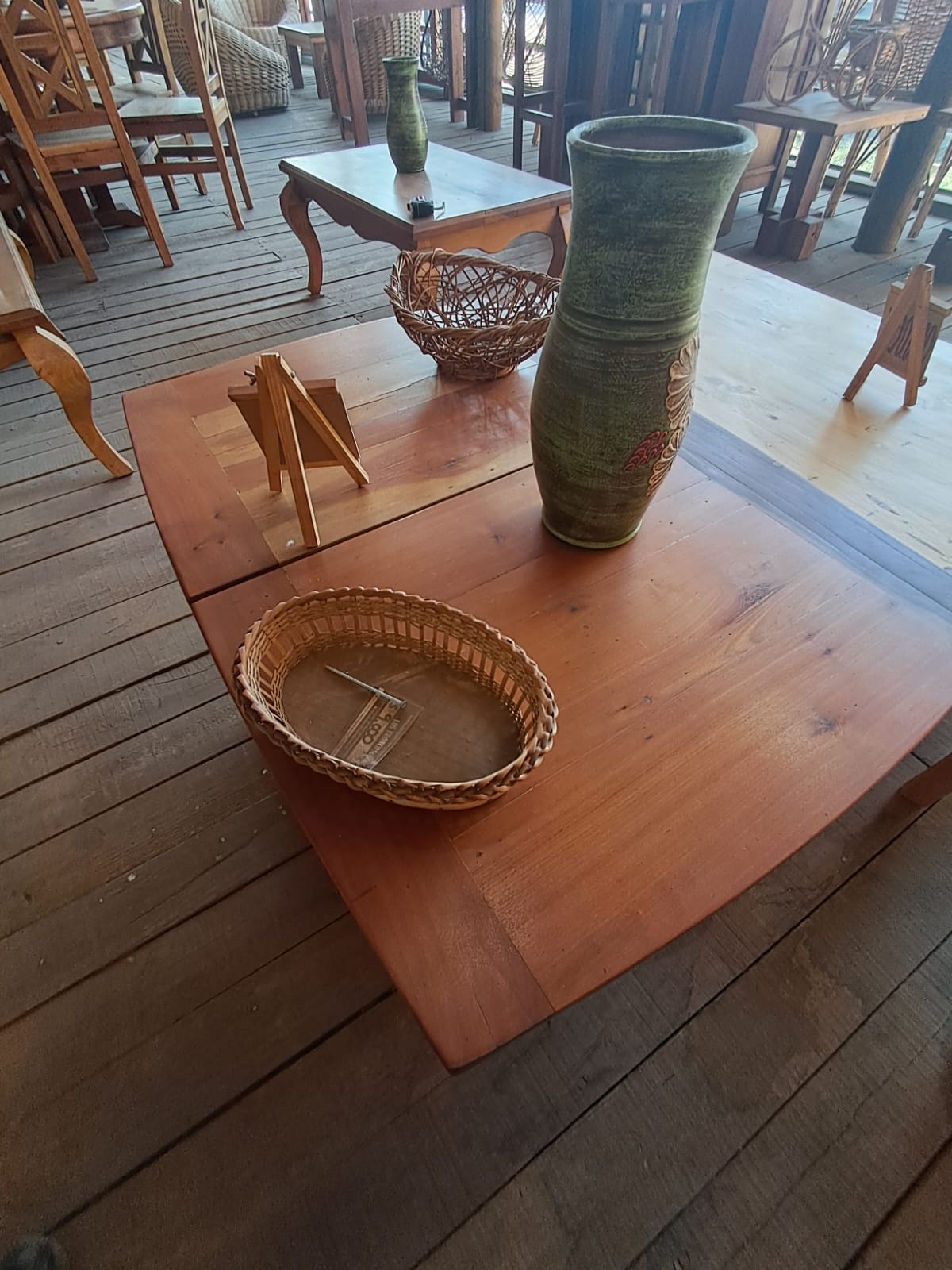 Mesa de Centro con Base Curvada y Estilo Artesanal