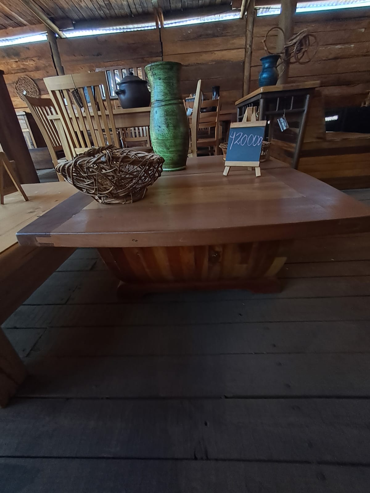 Mesa de Centro con Base Curvada y Estilo Artesanal