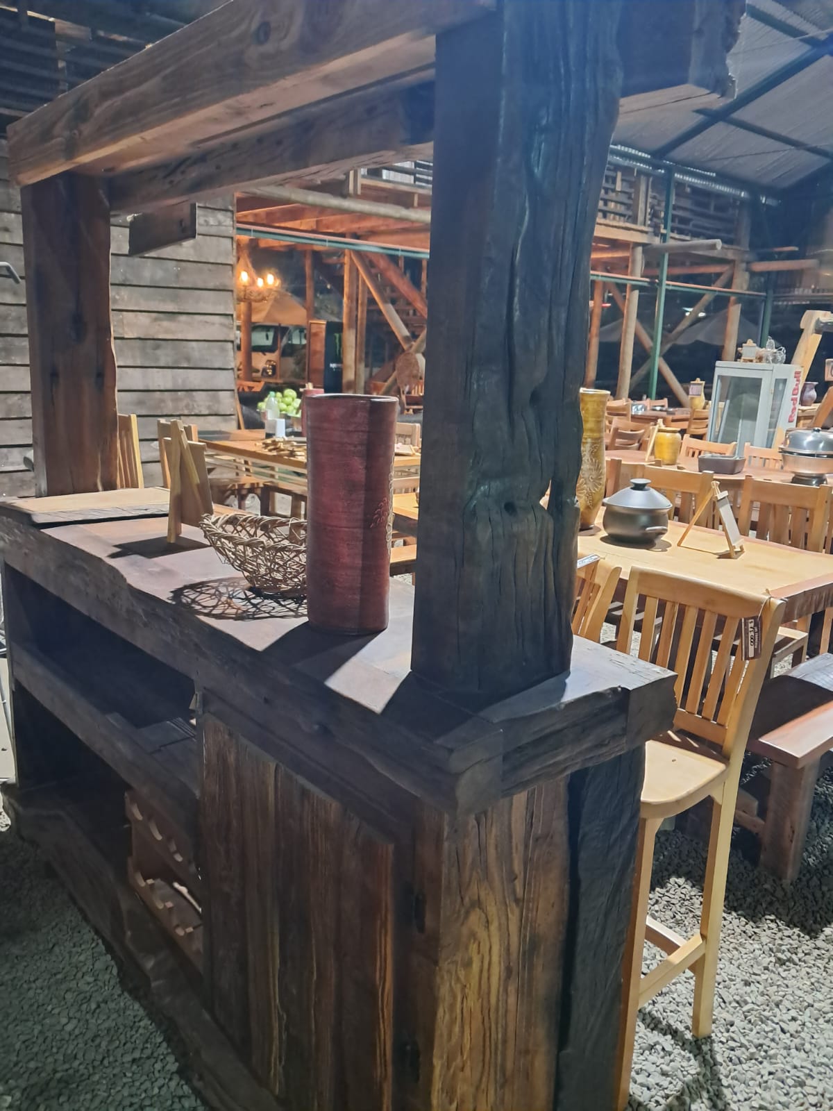 Bar rustico con acabados nobles