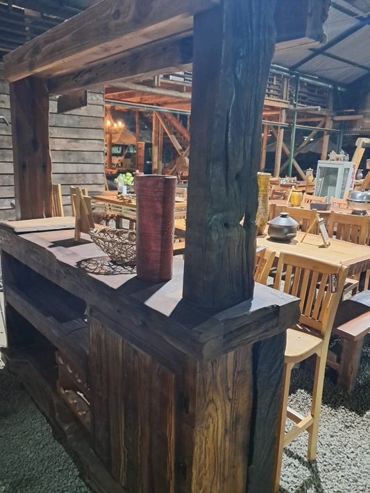 Bar rustico con acabados nobles