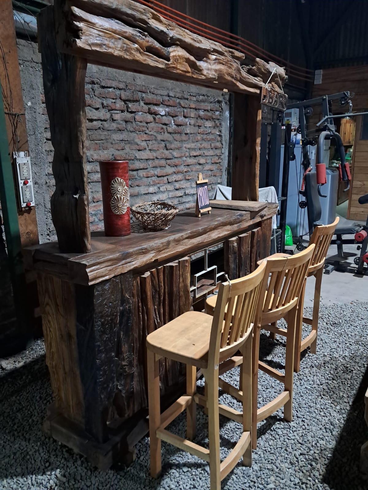 Bar rustico con acabados nobles