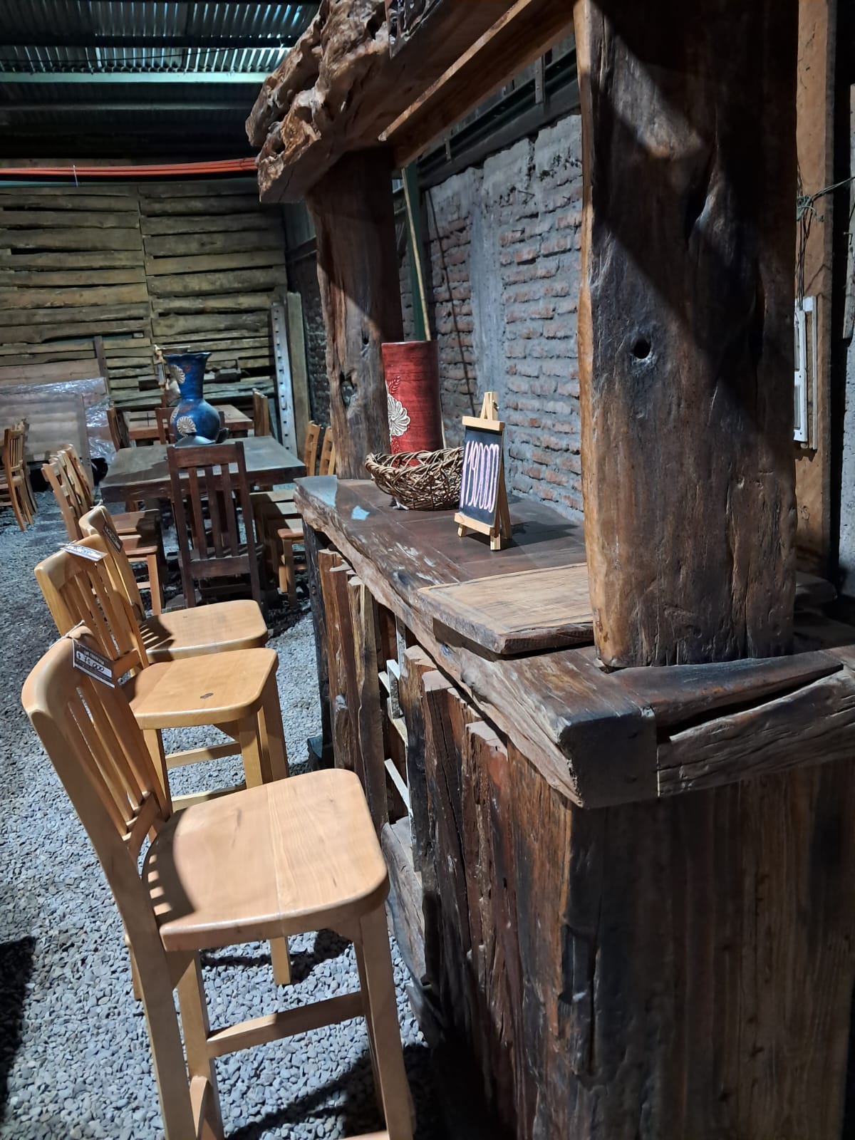 Bar rustico con acabados nobles
