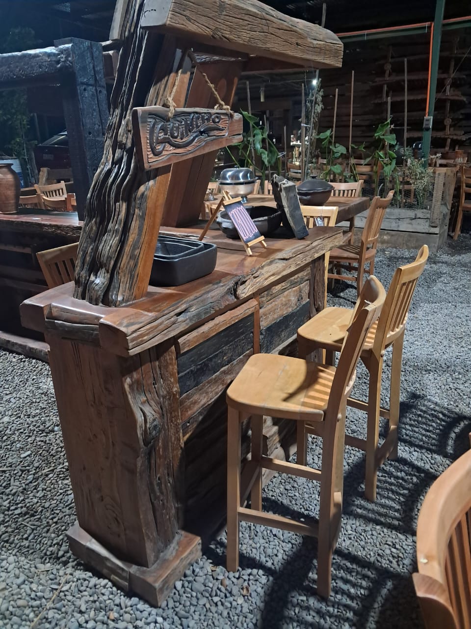Bar rustico Un refugio de Madera y Tradición