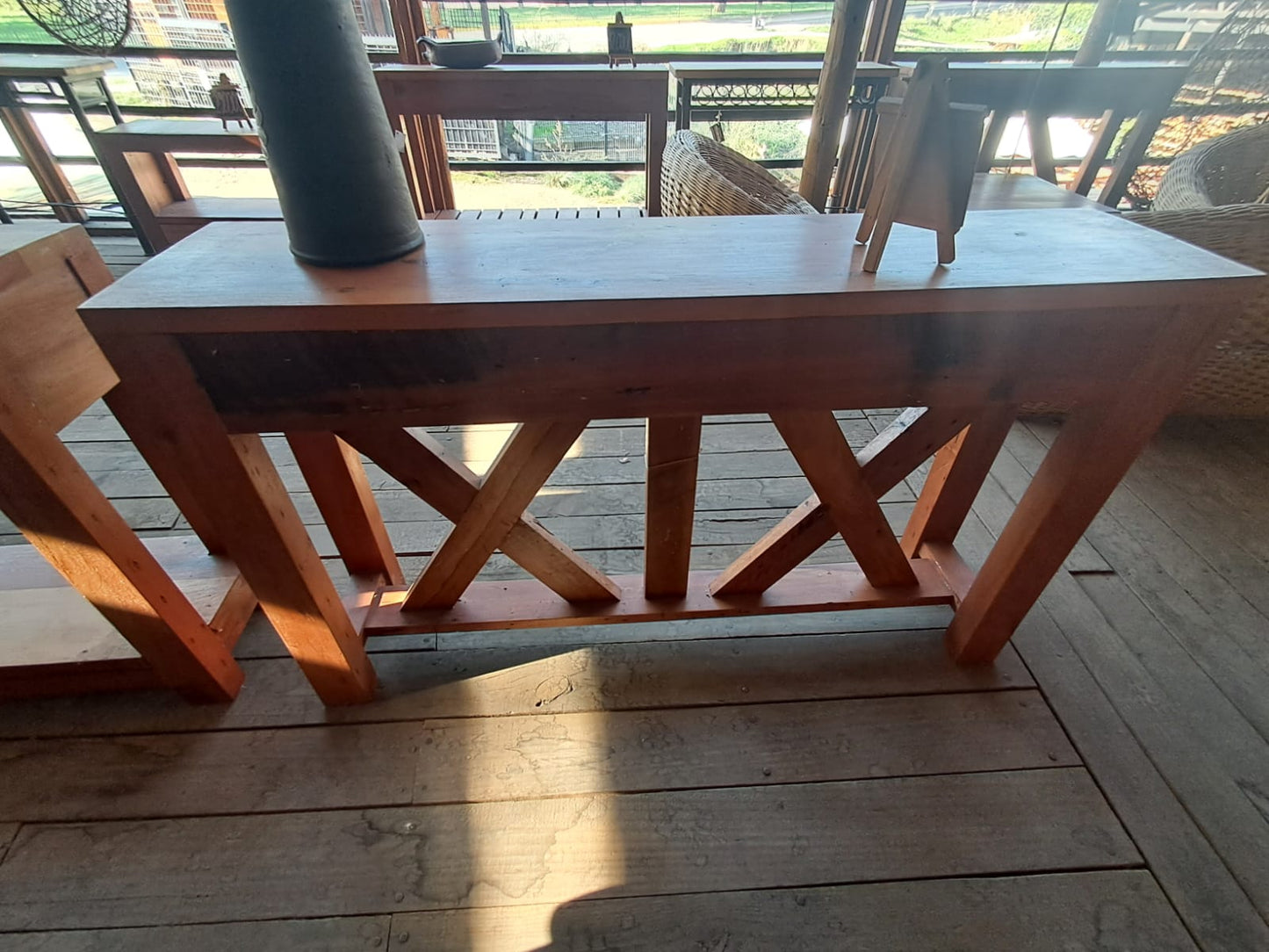 Arrimo Rústico echo en madera de roble con Diseño en X
