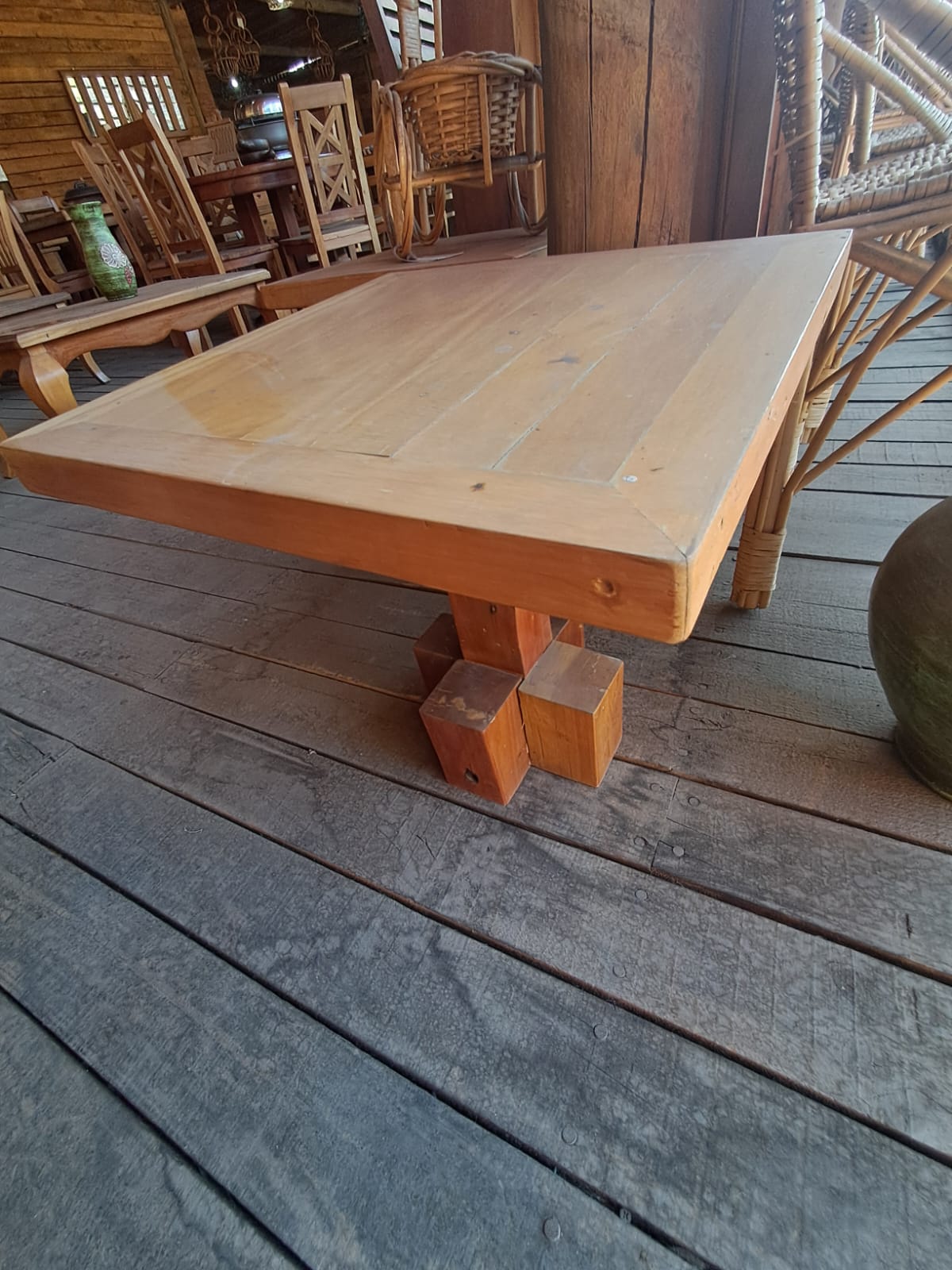 Mesa Cuadrada con Base de Bloques
