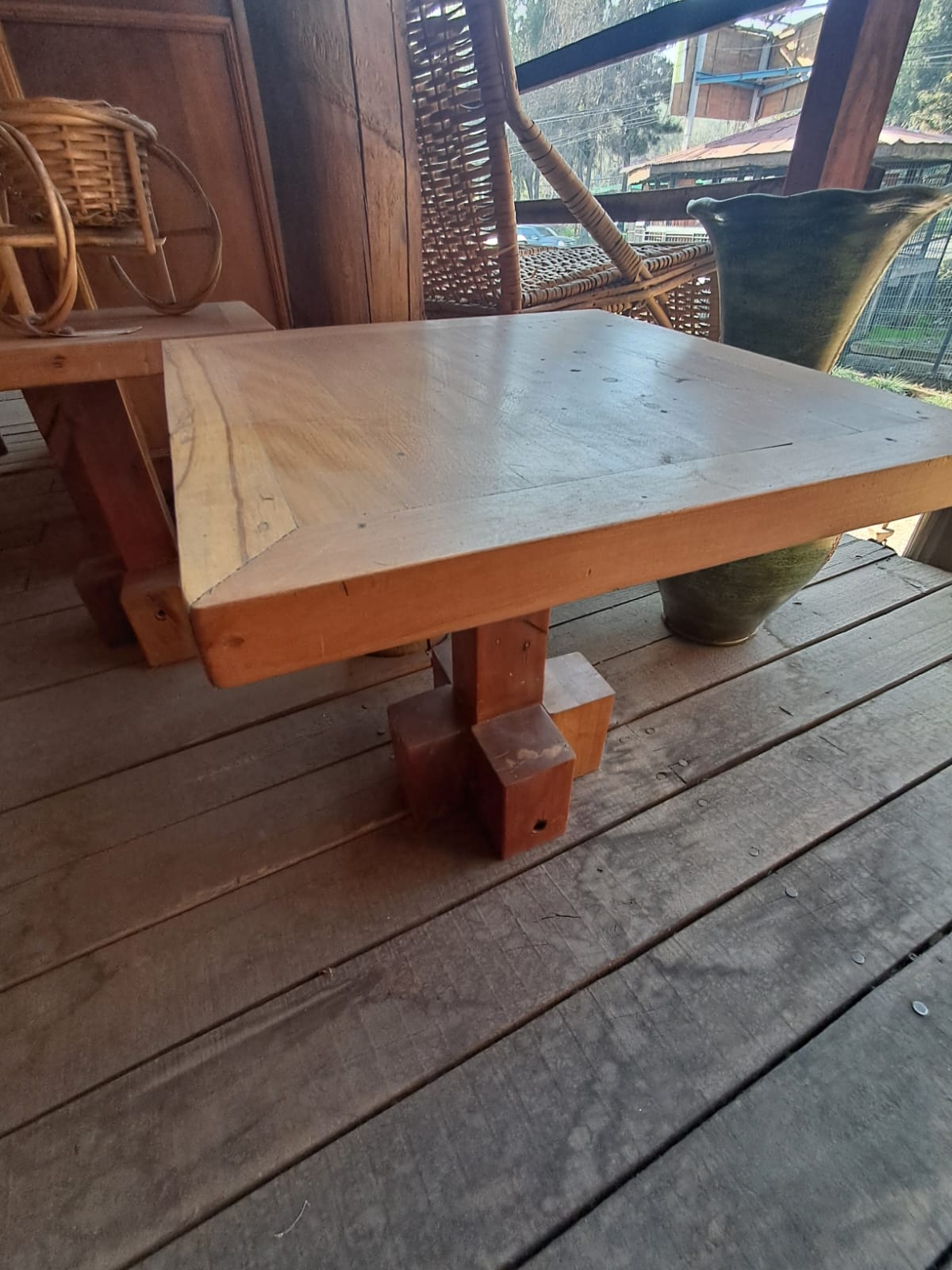 Mesa Cuadrada con Base de Bloques