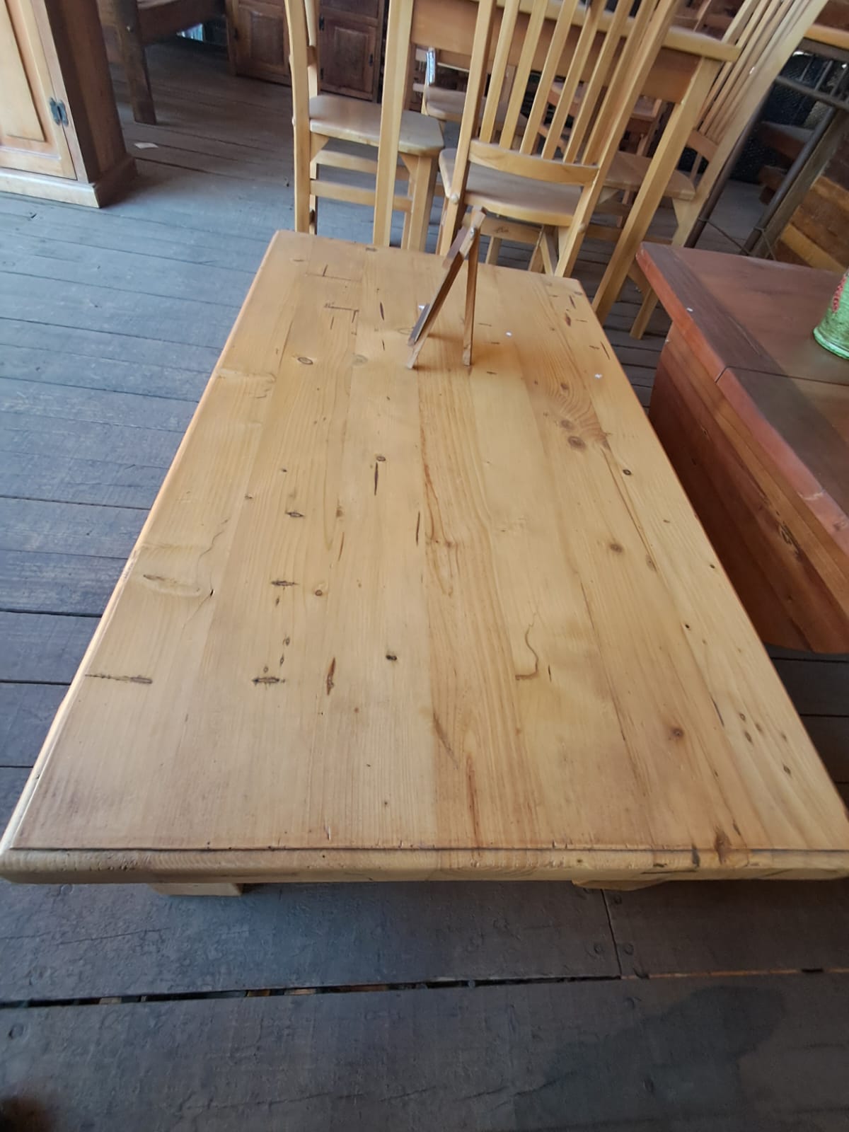 Mesa de centro clásica echa de madera de lenga