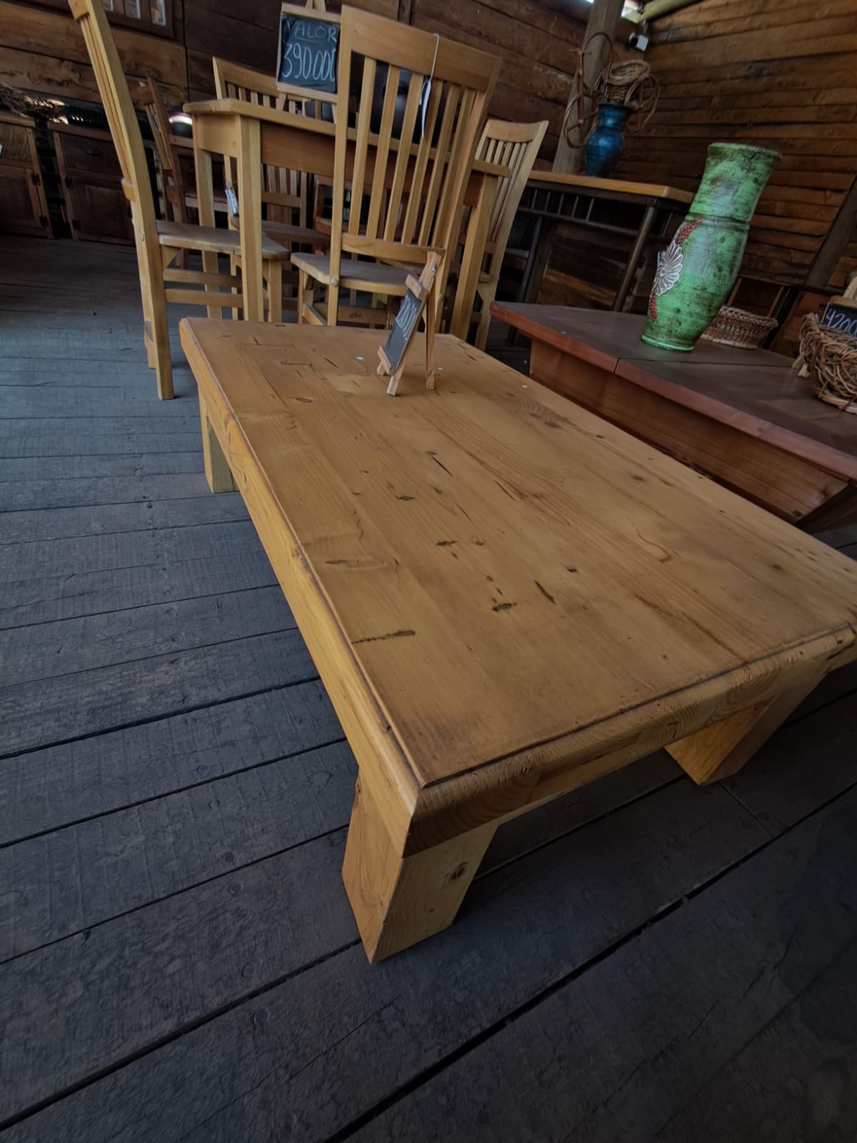 Mesa de centro clásica echa de madera de lenga