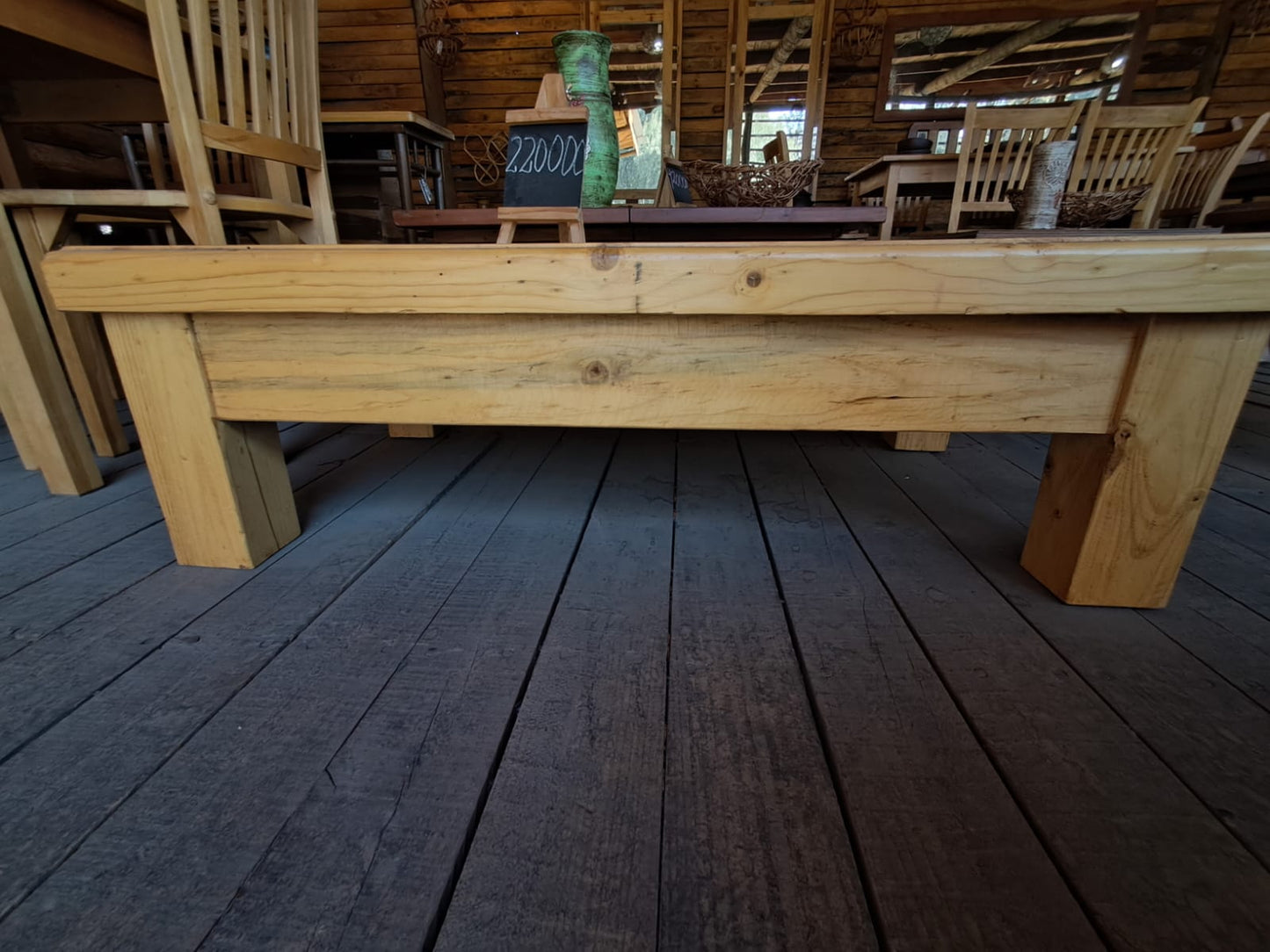 Mesa de centro clásica echa de madera de lenga