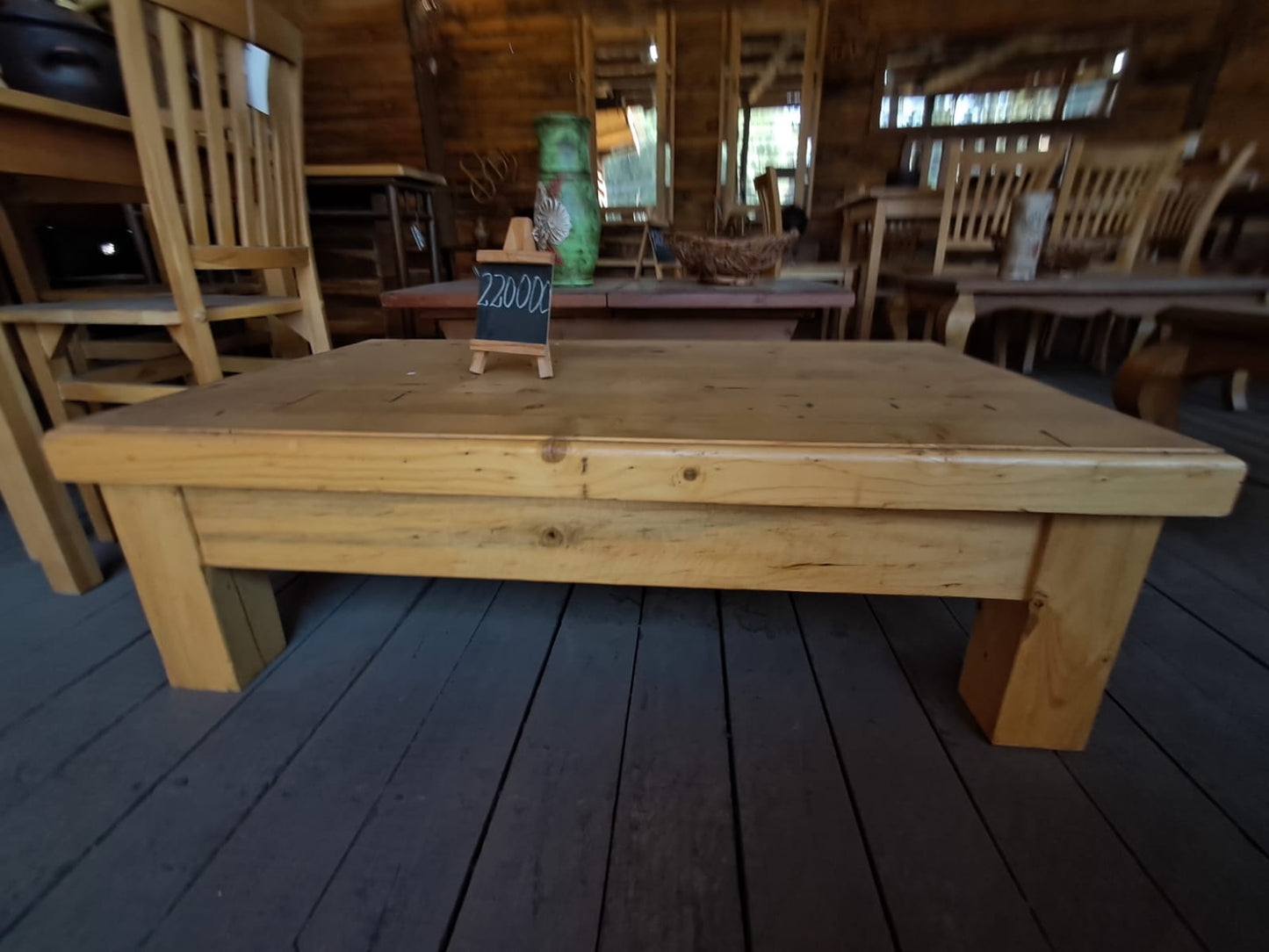 Mesa de centro clásica echa de madera de lenga