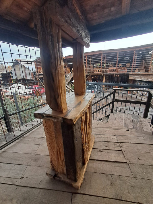 Bar de Madera Rústica Natural con Troncos Desgastados