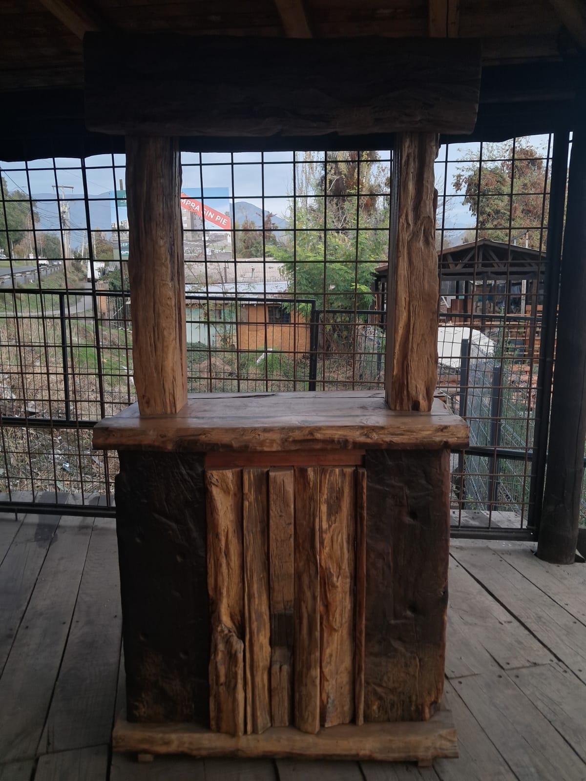 Bar de Madera Rústica Natural con Troncos Desgastados