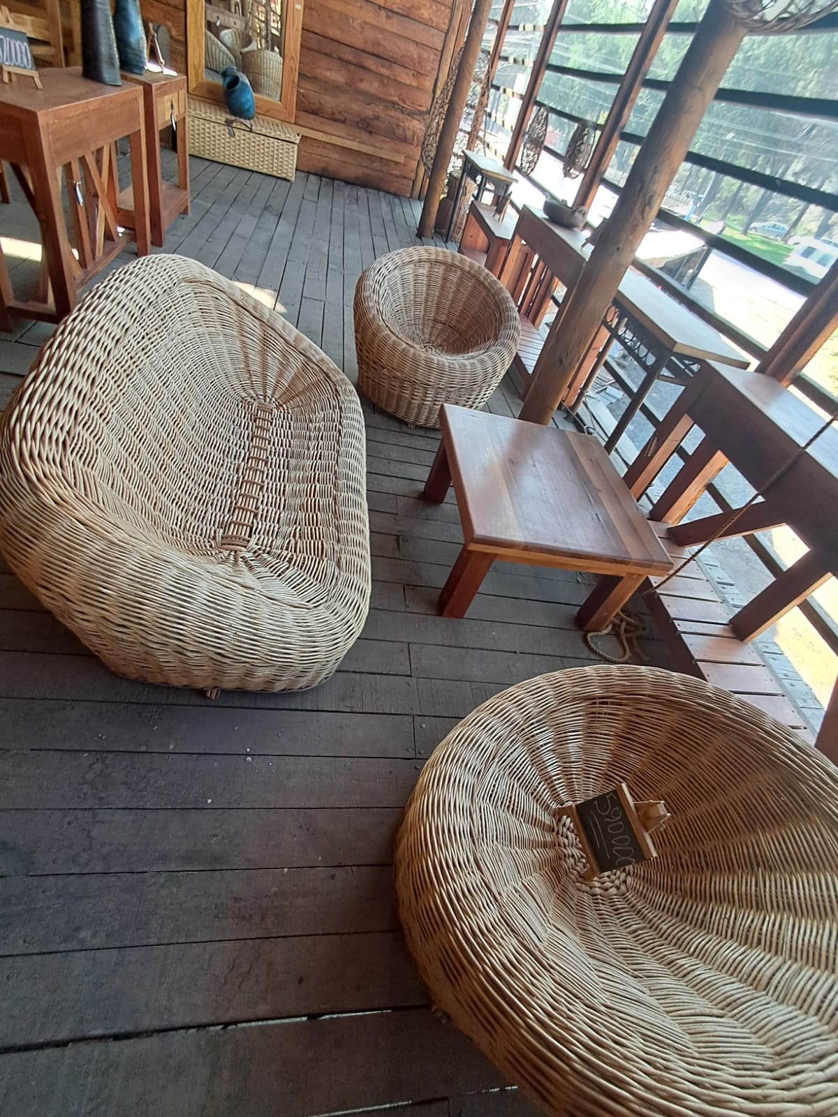 Set de Living Rústico con Sillones de Mimbre y Mesa de Madera