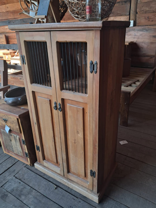 Alacena Rústica con Rejillas de hierro Forjado