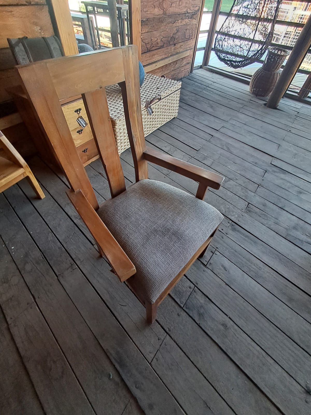 Silla de Madera con Apoyabrazos y Asiento Tapizado