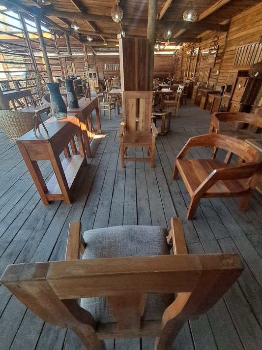 Silla de Madera con Apoyabrazos y Asiento Tapizado