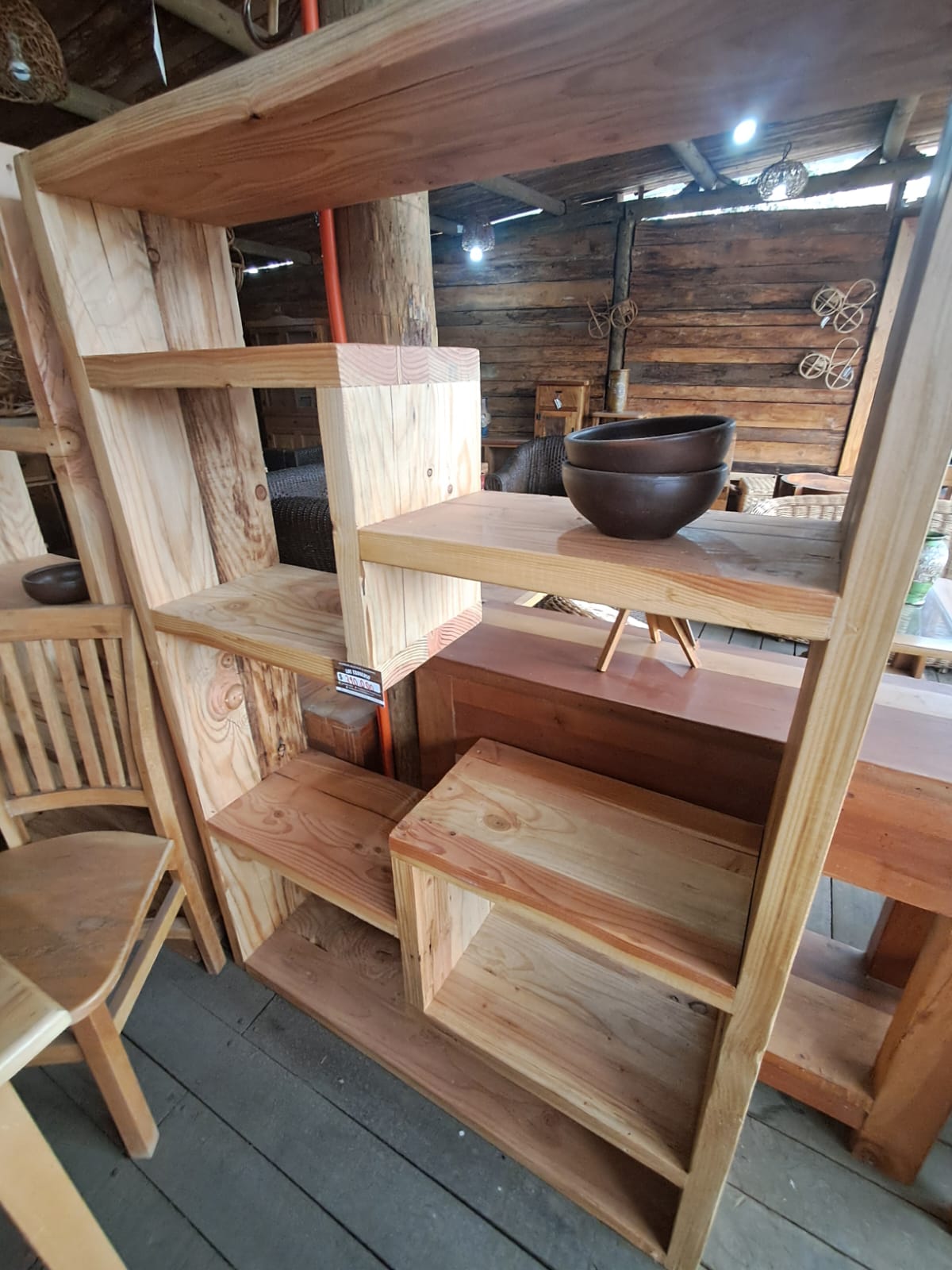 Librero de madera maciza con estantes amplios