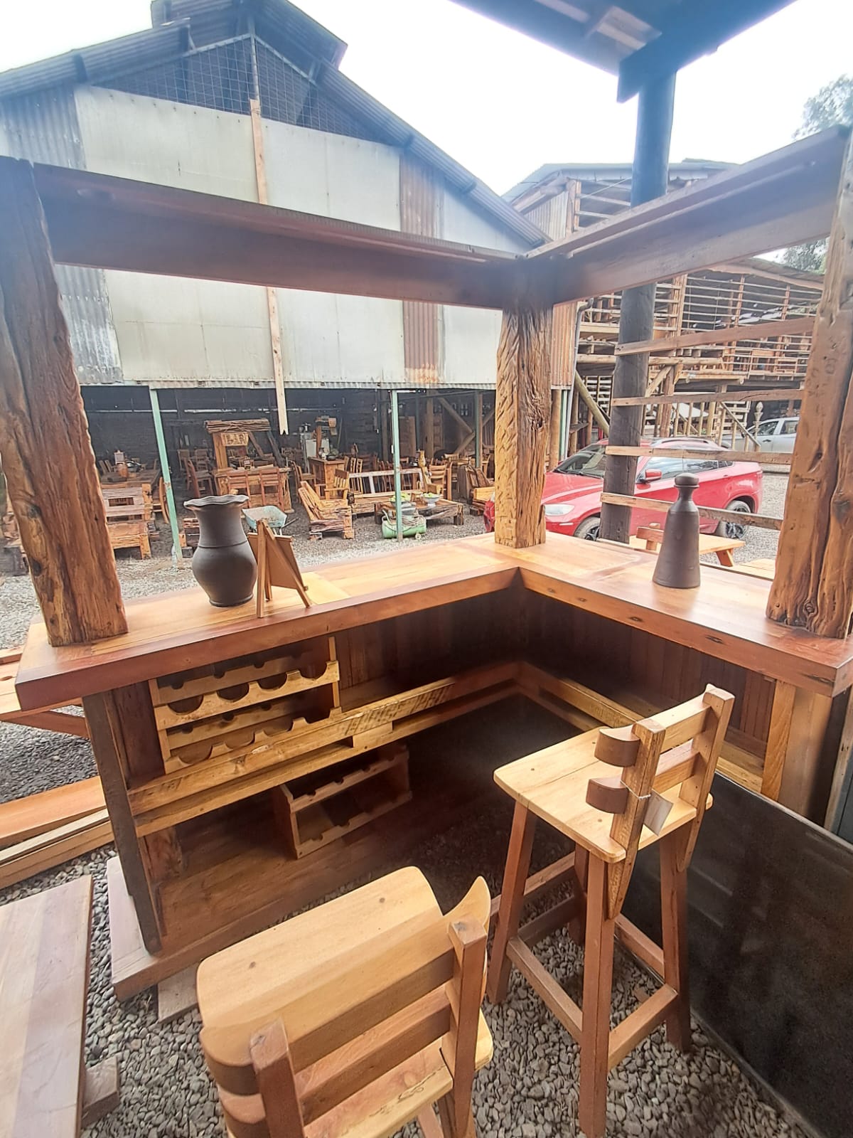 Bar rustico artesanal con forma de L