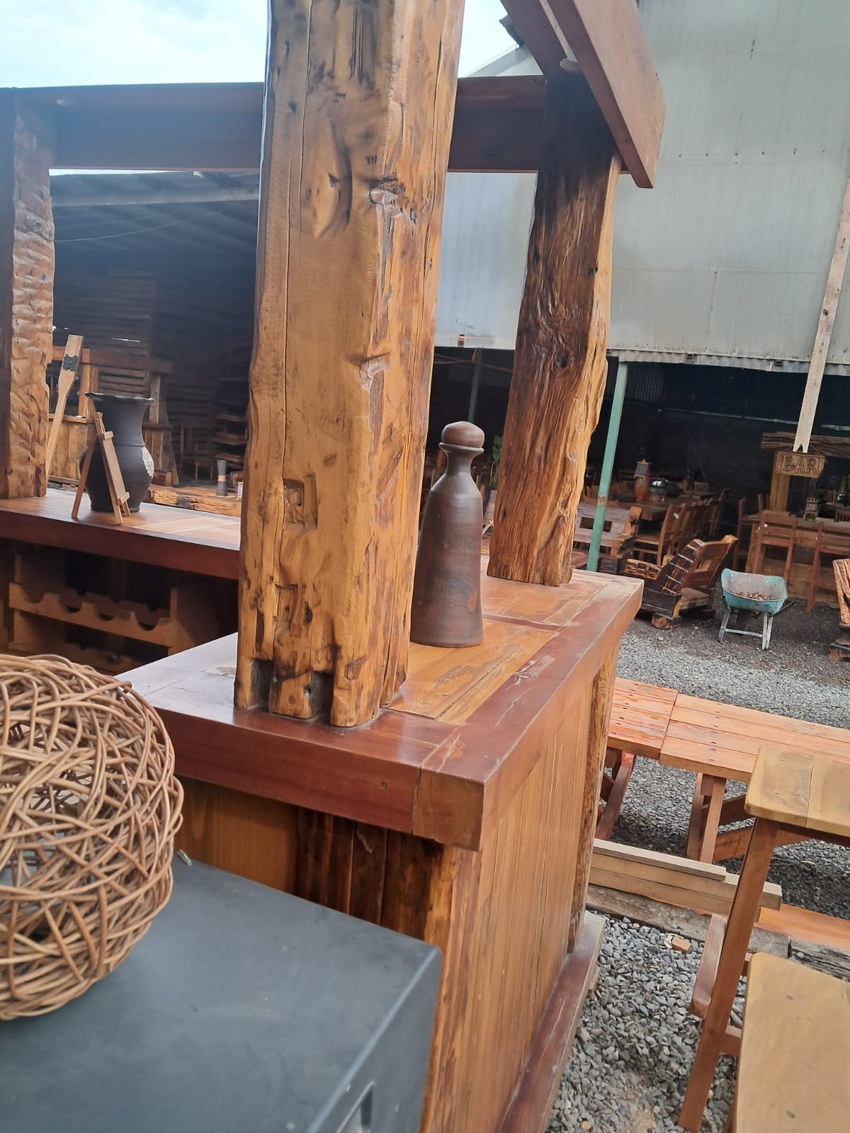 Bar rustico artesanal con forma de L
