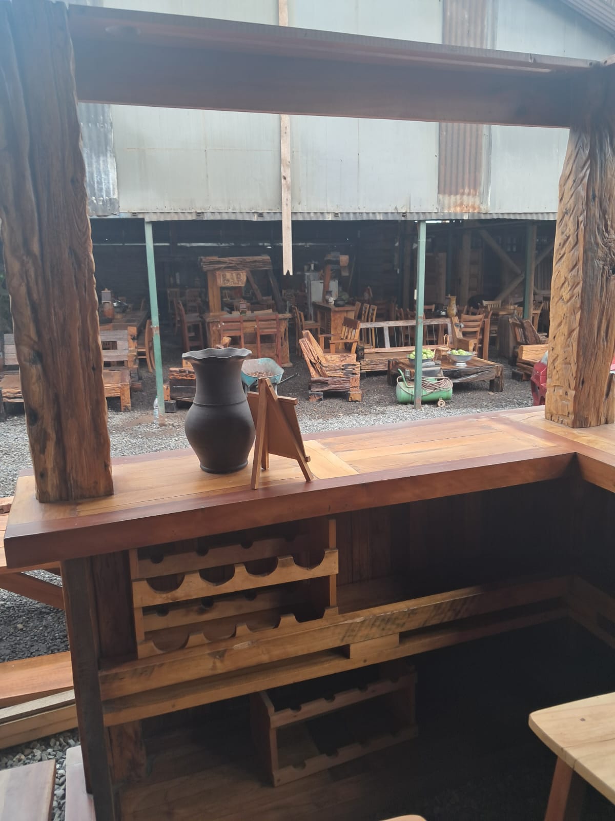 Bar rustico artesanal con forma de L