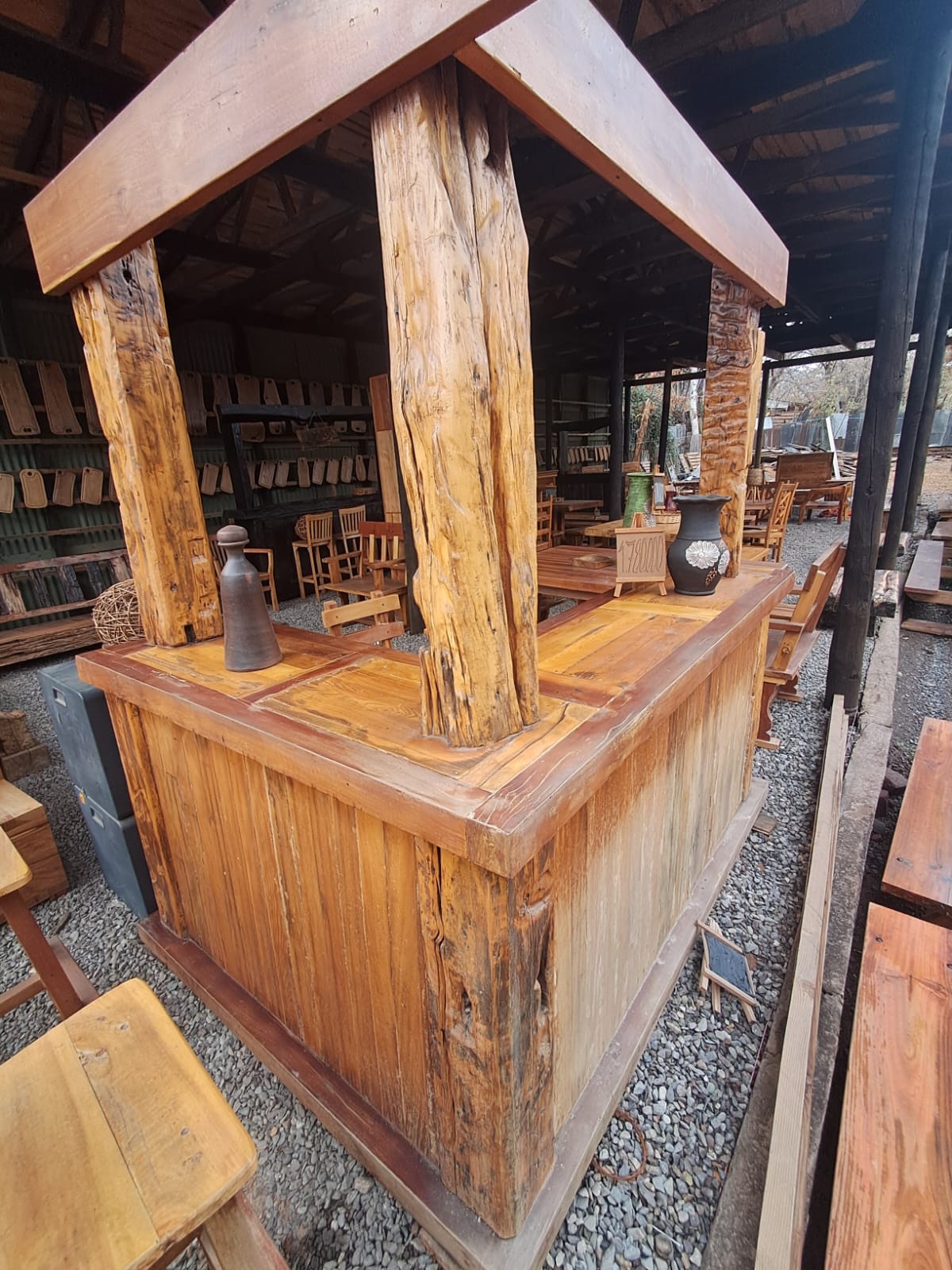 Bar rustico artesanal con forma de L