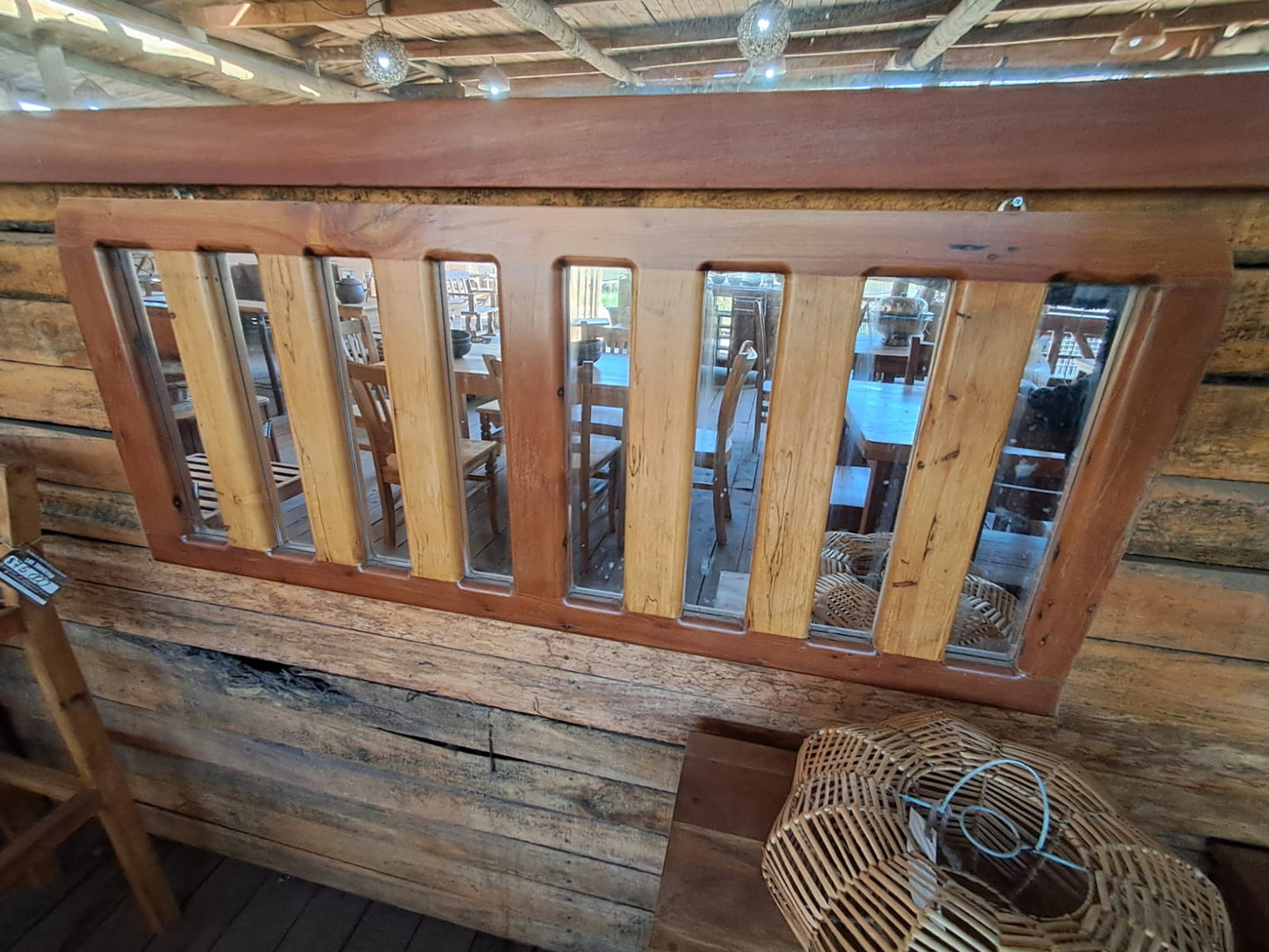 espejo de Madera con Rejas Decorativas Verticales