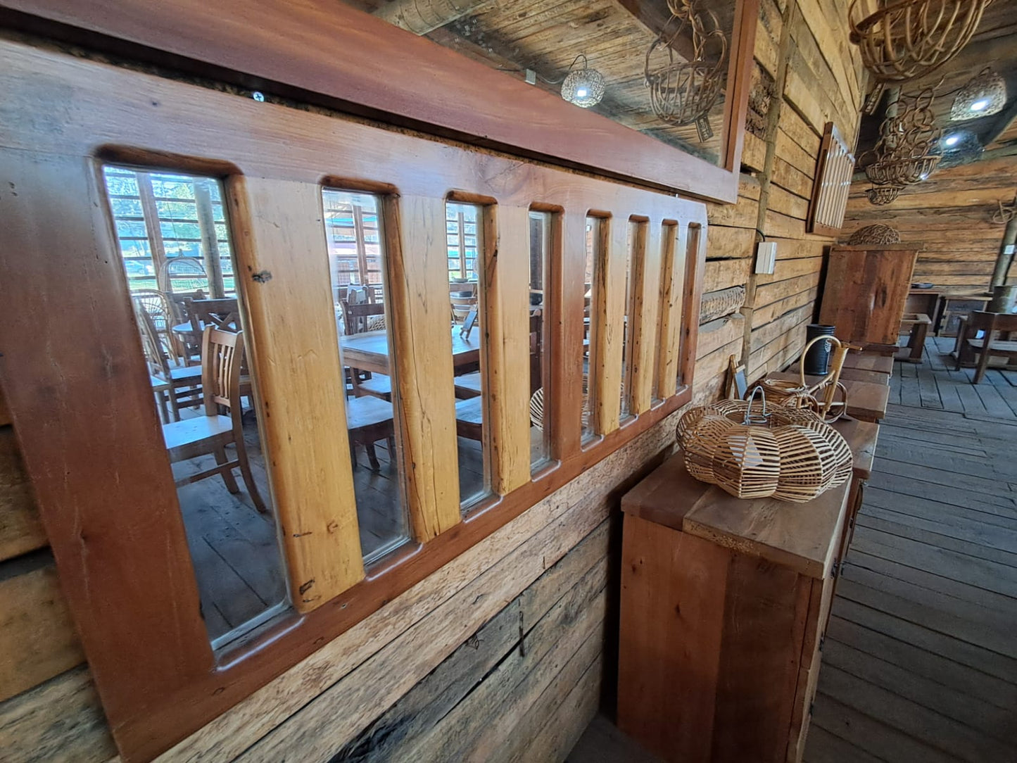espejo de Madera con Rejas Decorativas Verticales