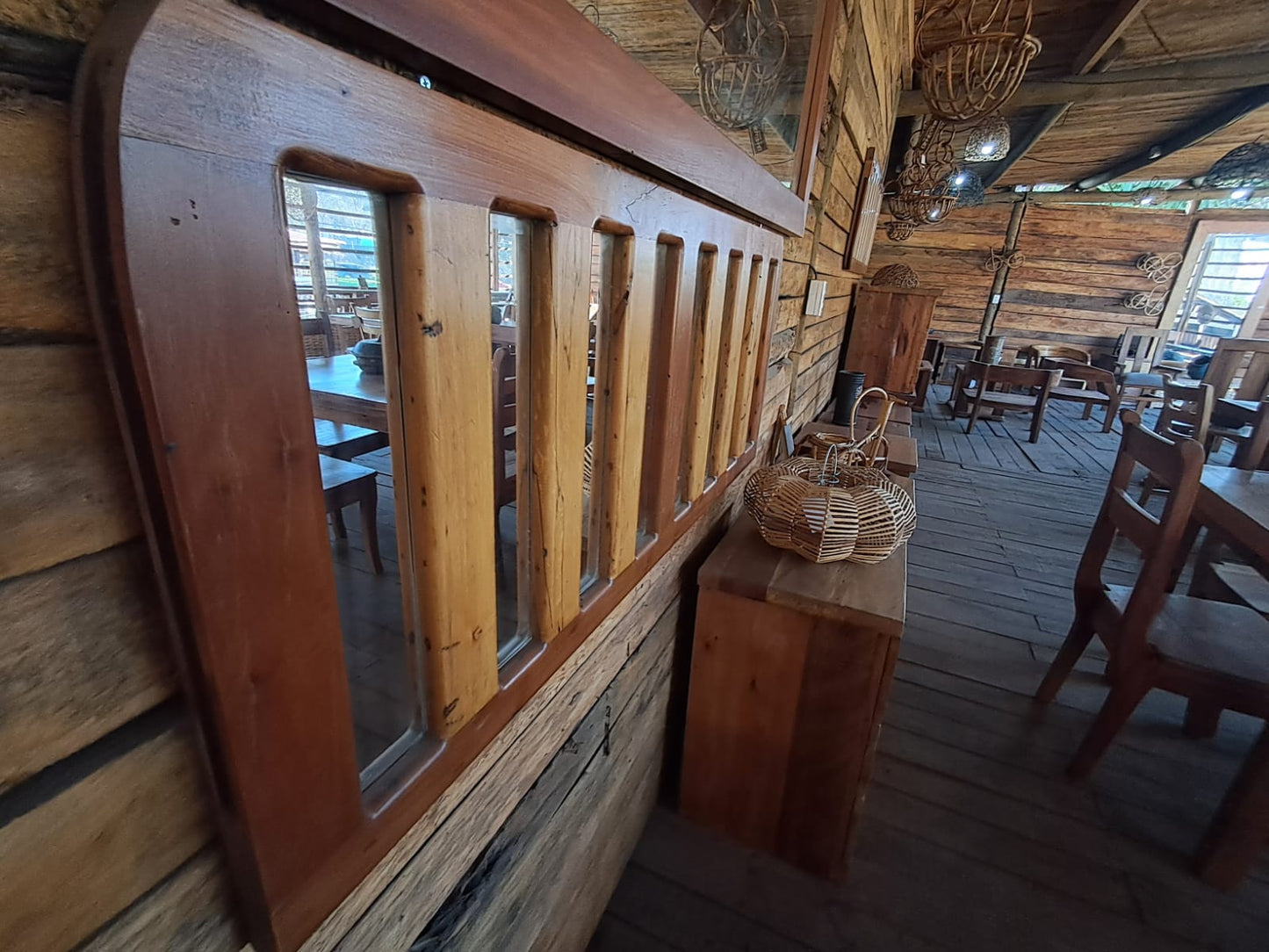 espejo de Madera con Rejas Decorativas Verticales