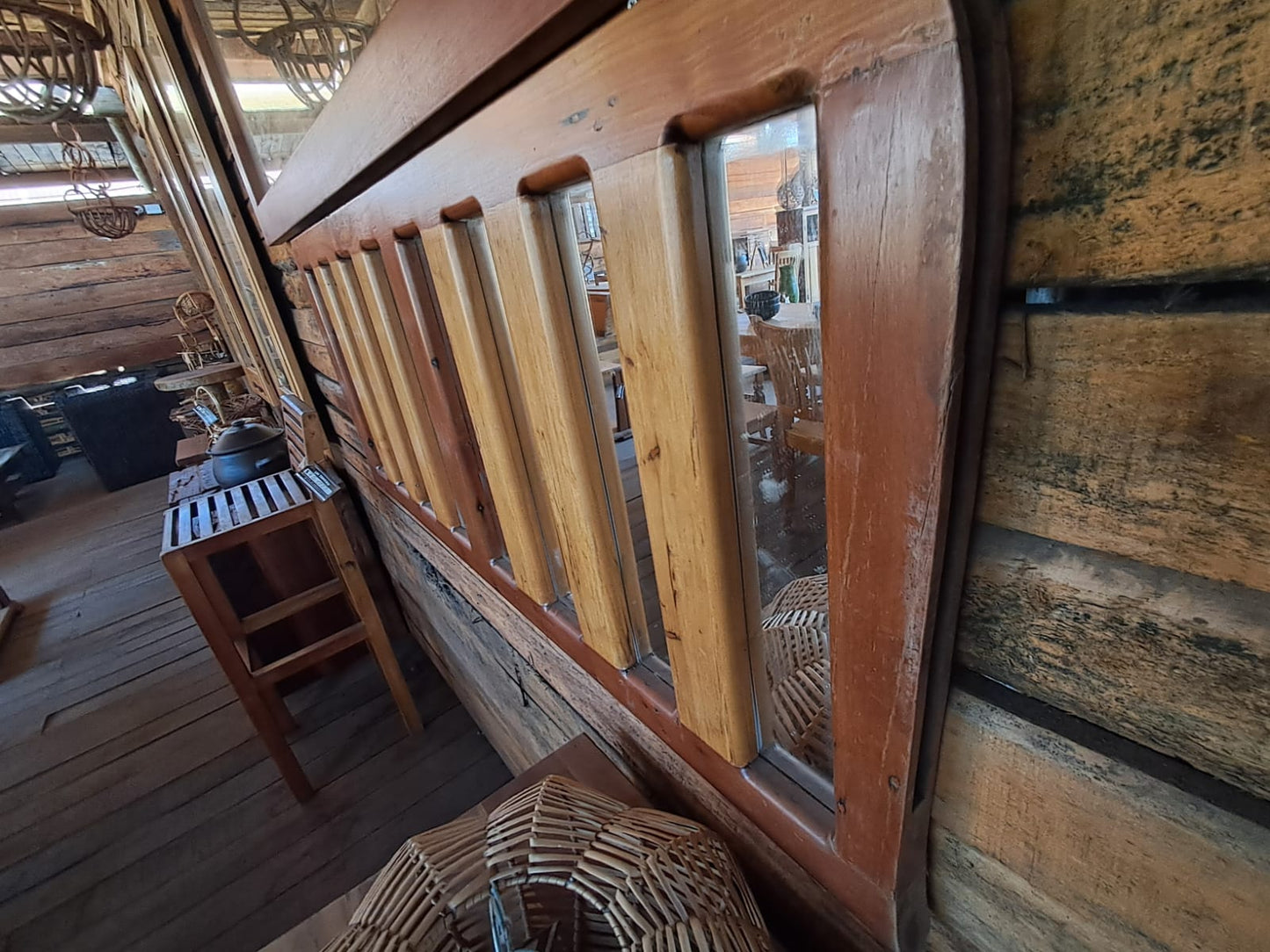 espejo de Madera con Rejas Decorativas Verticales