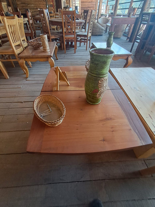 Mesa de Centro con Base Curvada y Estilo Artesanal