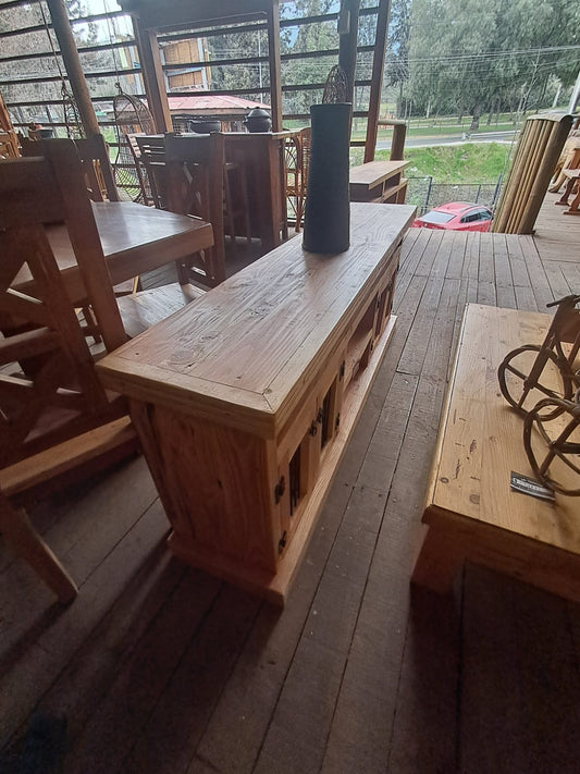 Rack rustico para TV con puertas de reja