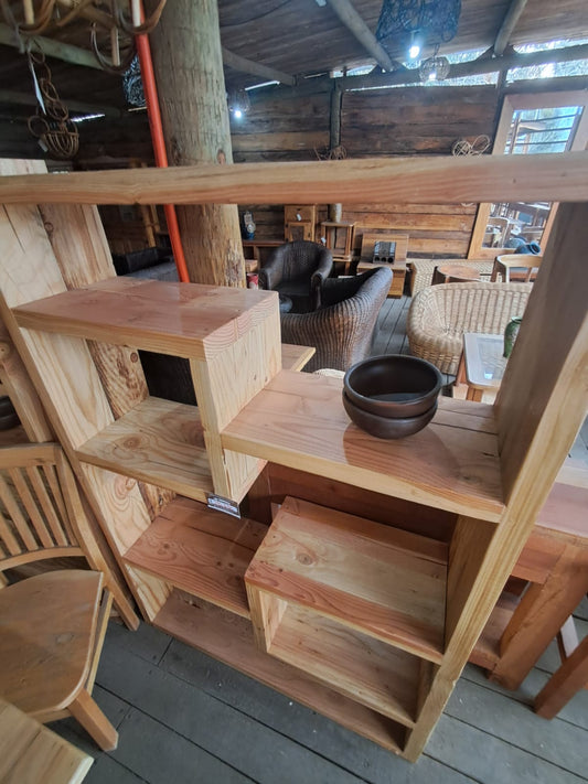 Librero de madera maciza con estantes amplios