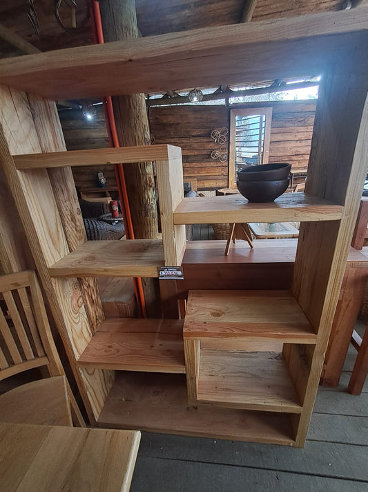 Librero de madera maciza con estantes amplios