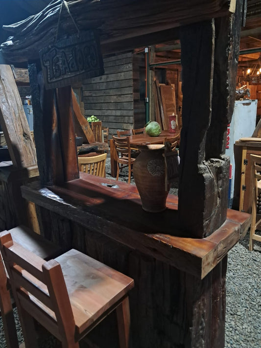 Bar rustico de roble vida y calidez en cada tronco
