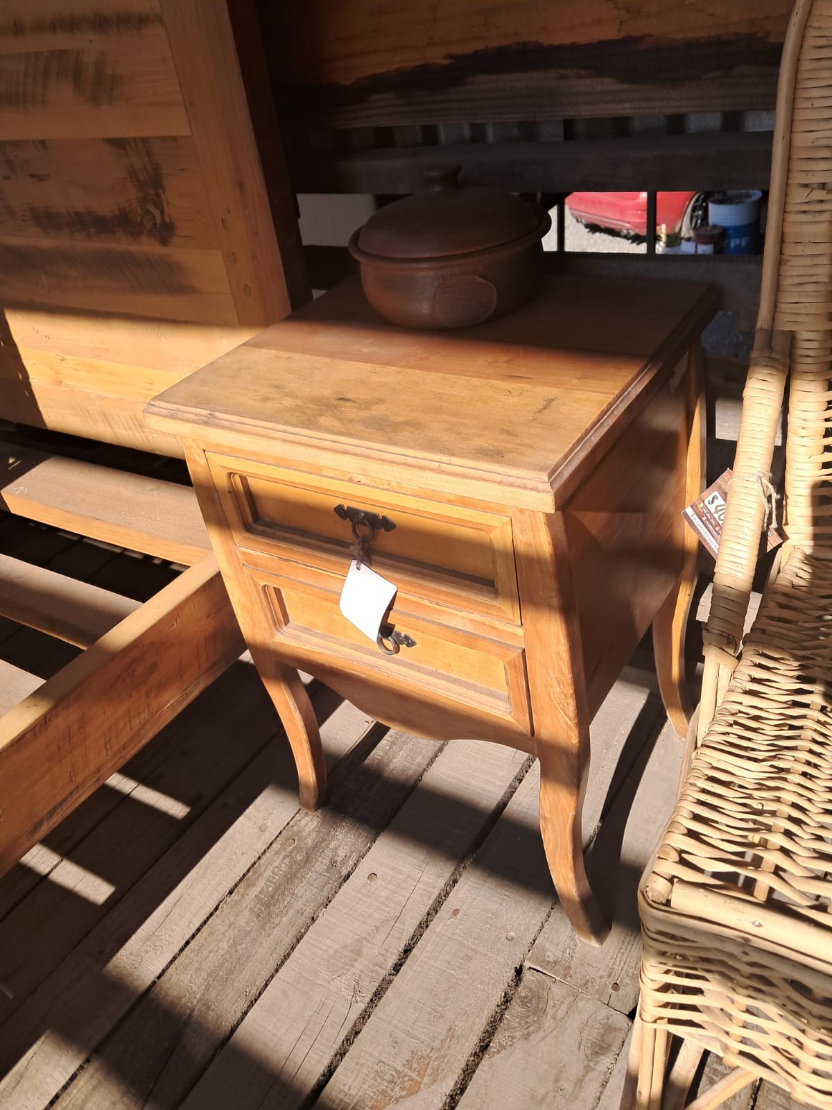 Velador Clásico de Madera con 2 Cajones Curvos