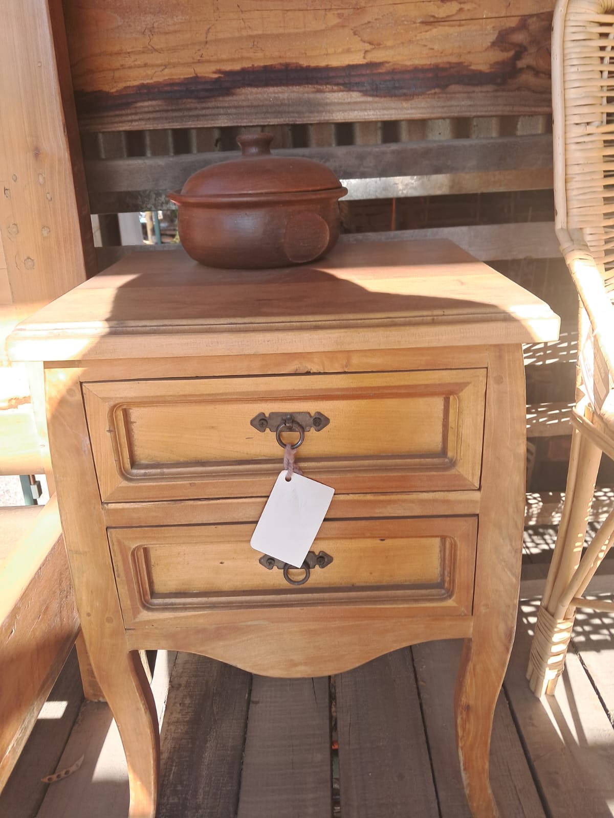 Velador Clásico de Madera con 2 Cajones Curvos