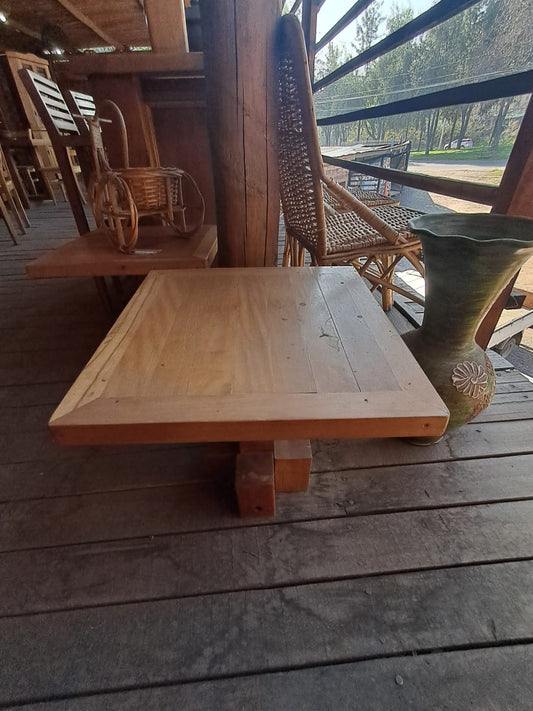 Mesa Cuadrada con Base de Bloques