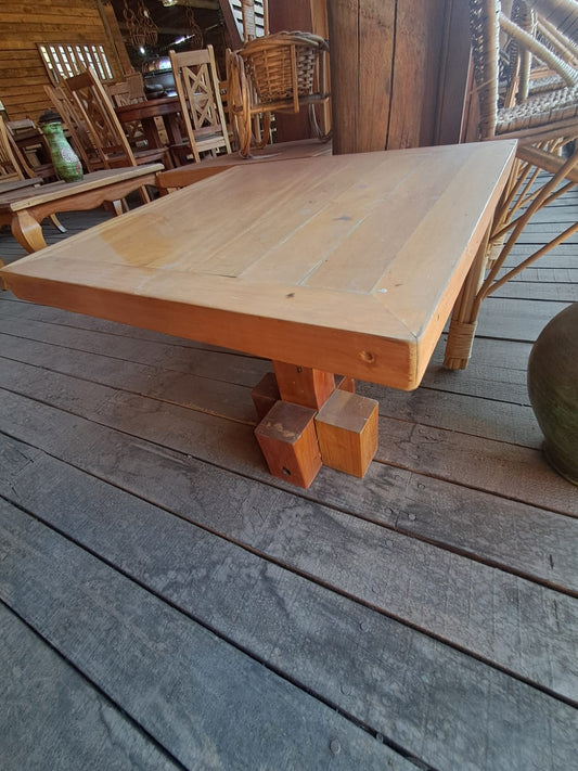 Mesa Cuadrada con Base de Bloques