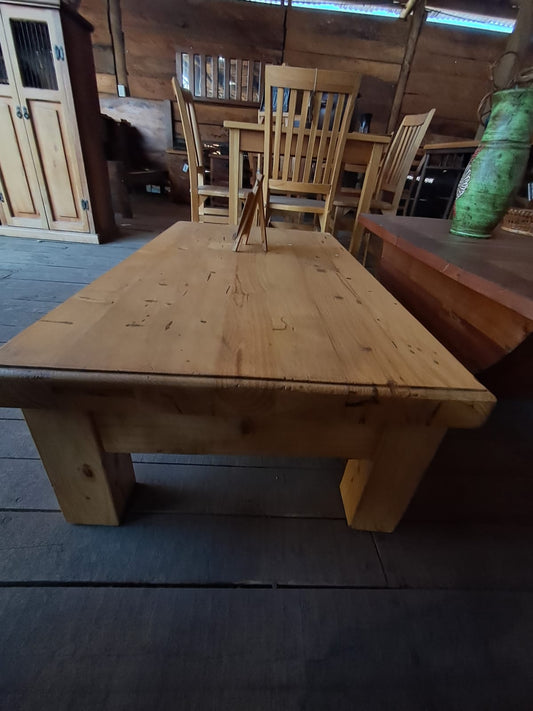 Mesa de centro clásica echa de madera de lenga