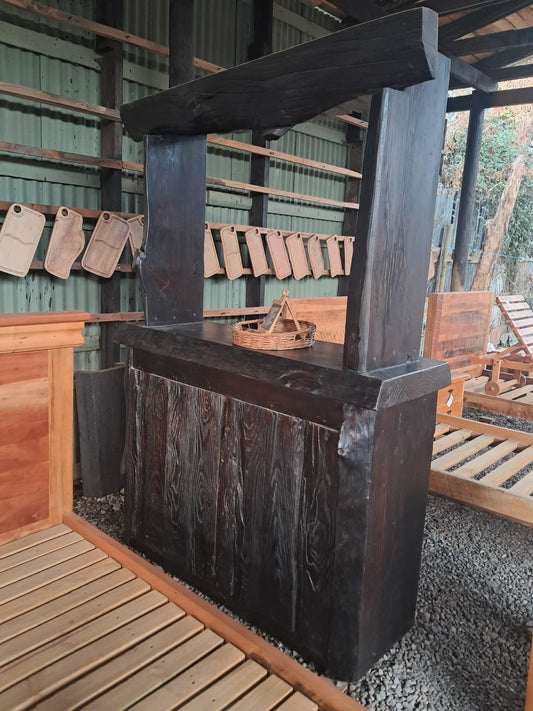 Bar rustico de troncos de roble