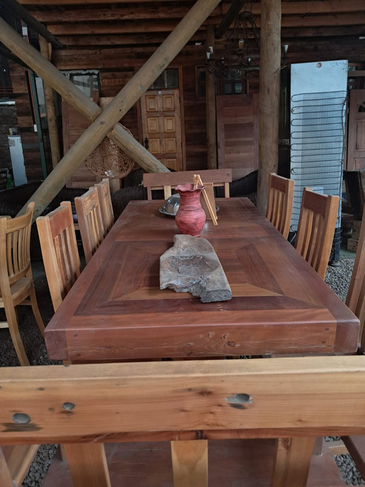 Comedor de Alta Gama en Madera con Diseño de Vetas Rusticas