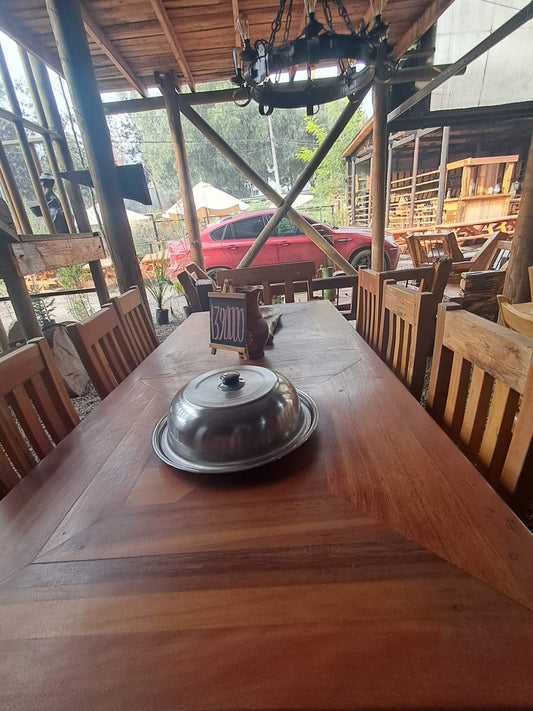 Comedor de Alta Gama en Madera con Diseño de Vetas Rusticas