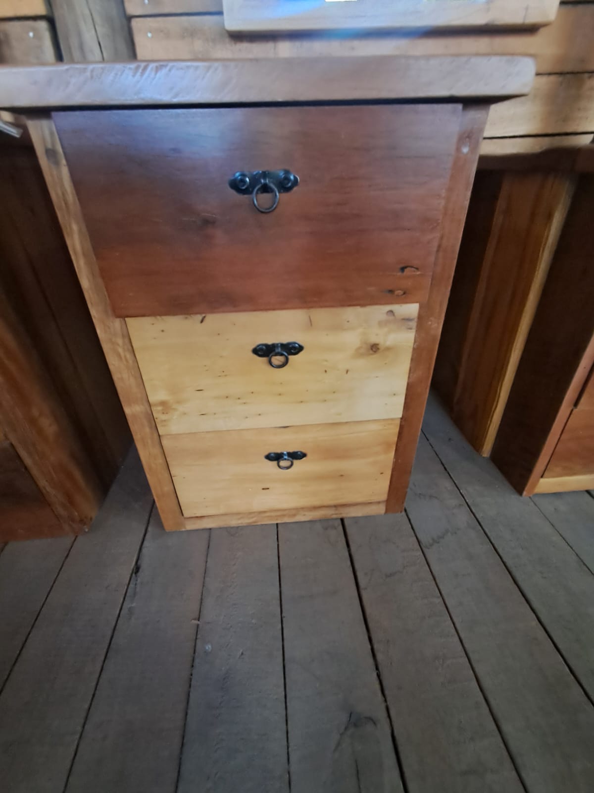 Velador Artesanal en Madera Maciza de roble Diseño Clásico