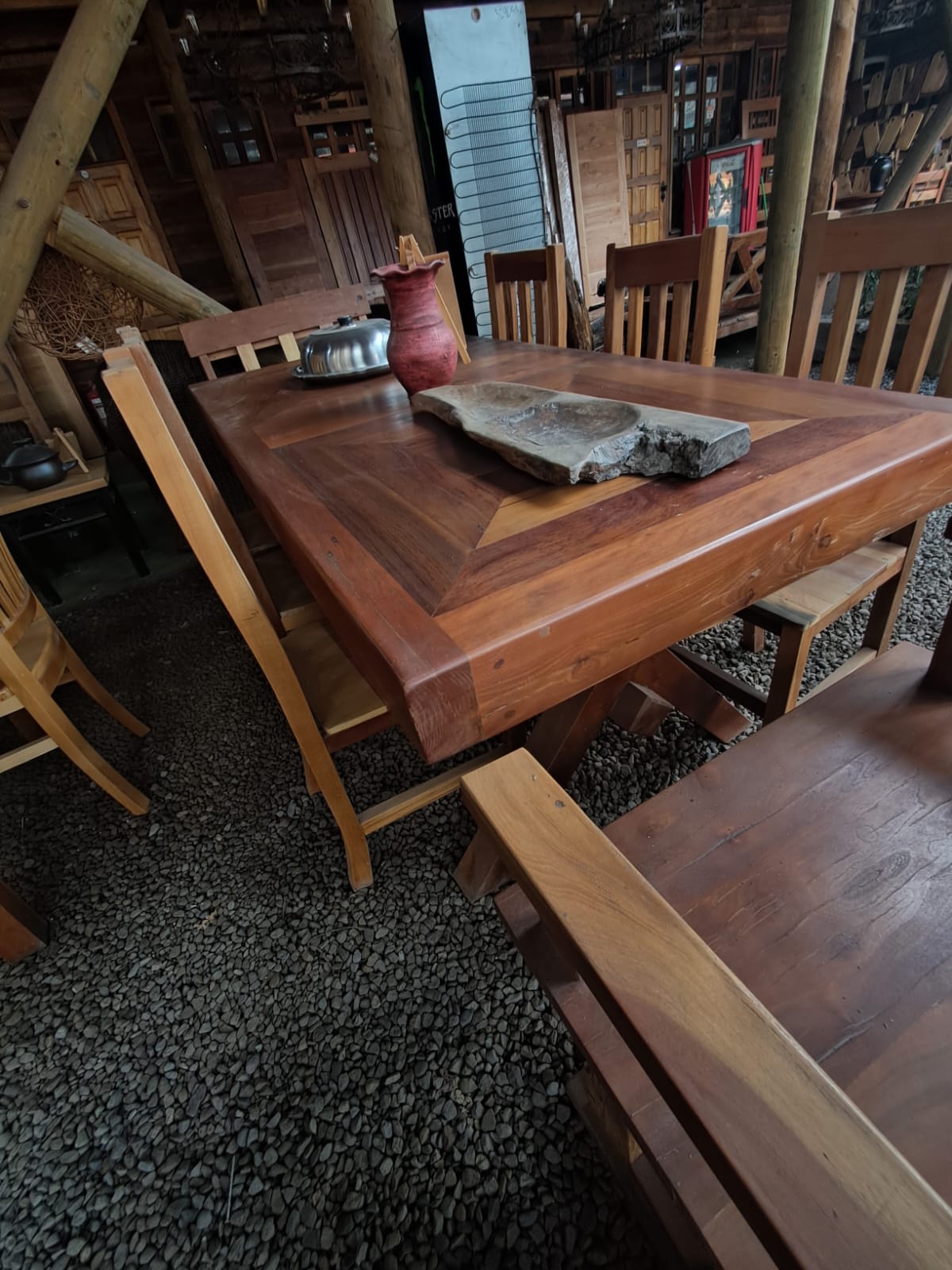 Comedor de Alta Gama en Madera con Diseño de Vetas Rusticas