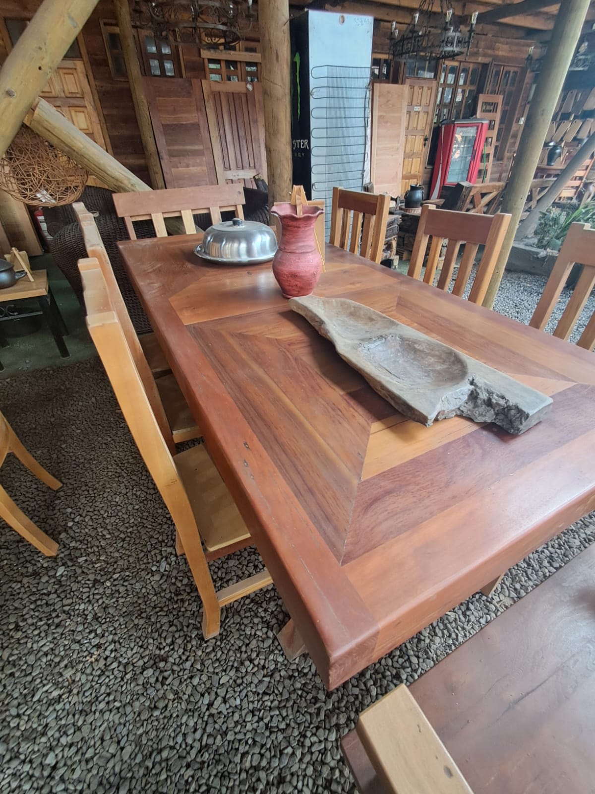 Comedor de Alta Gama en Madera con Diseño de Vetas Rusticas