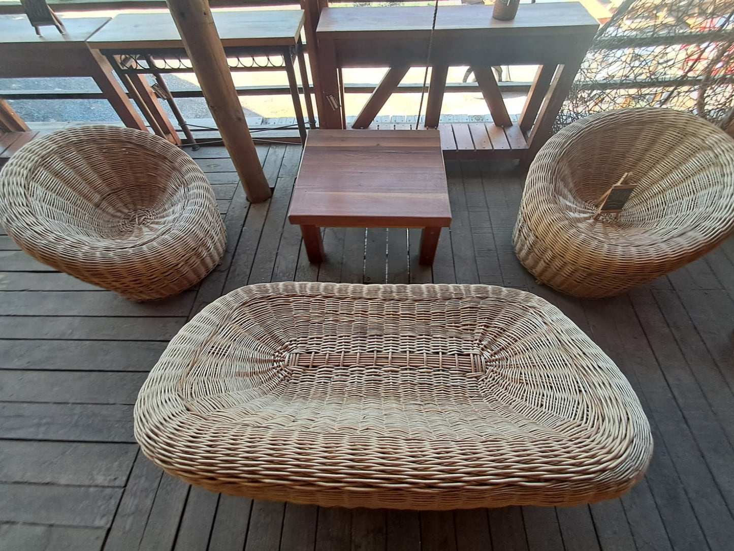 Set de Living Rústico con Sillones de Mimbre y Mesa de Madera