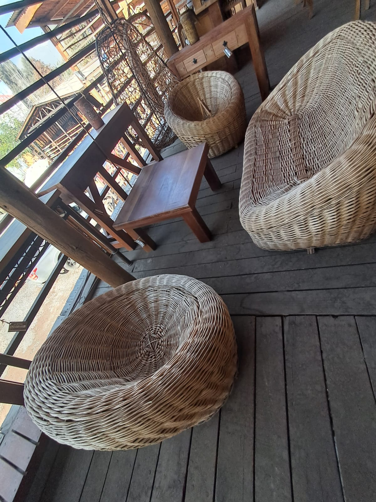 Set de Living Rústico con Sillones de Mimbre y Mesa de Madera